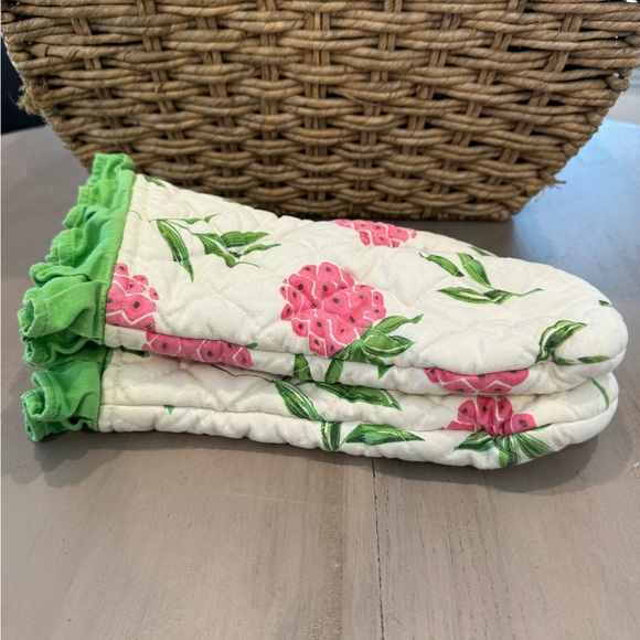 Pomegranate Floral Oven Mitts w/ Green Ruffle, Set of 2 - Picture 3 of 6